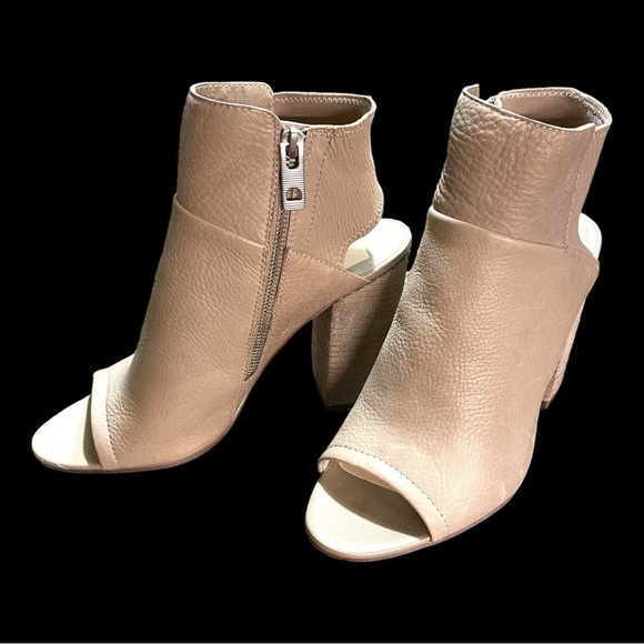 DOLCE VITA, CHIC, OPEN TOE/HEEL BOOTIE. NUDE LEATHER BOOTIE. SIZE 10 - Picture 2 of 10